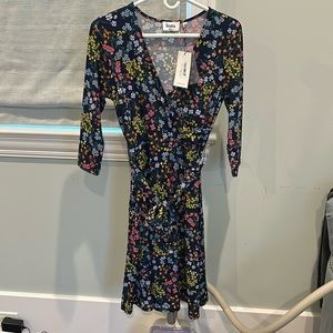 Leota navy “perfect wrap” jersey knit faux wrap dress with belt, size small, NWT